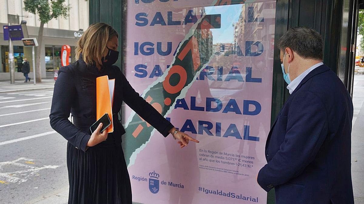 Campaña Mupis y redes sociales para concienciar sobre la brecha salarial | CARM