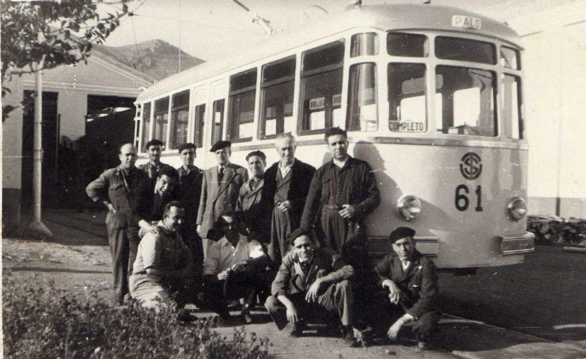 Equipo de trabajadores del tranvía 61, en 1960, en las cocheras de El Palo.