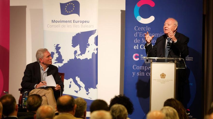 Miguel Ángel Moratinos, ayer durante su conferencia ante la atenta mirada del presidente del Cercle d’Economia, José Maria Vicens.