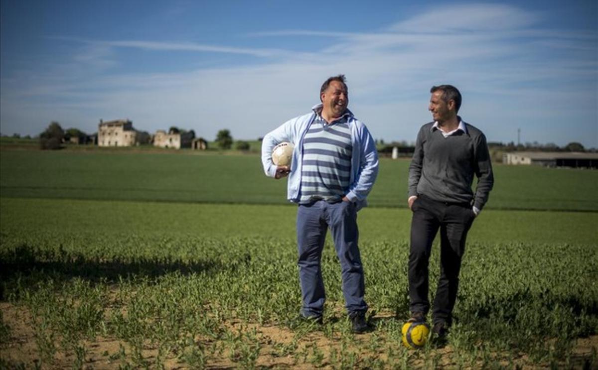 Oriol Alsina (esquerra) i Quique Cárcel conversen en un camí rural de Vilobí d’Onyar, dijous. Oriol Alsina (esquerra) i Quique Cárcel conversen en un camí rural de Vilobí d’Onyar, dijous.