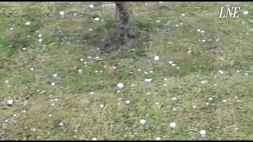 Granizo como nueces en el bajo Nalón y fuerte lluvia en Oviedo