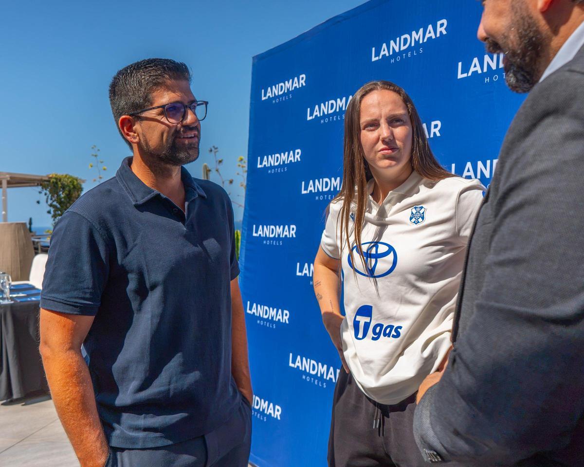 Jordi Torres y Érika González durante la presentación de la futbolista como jugadora del Costa Adeje Tenerife.