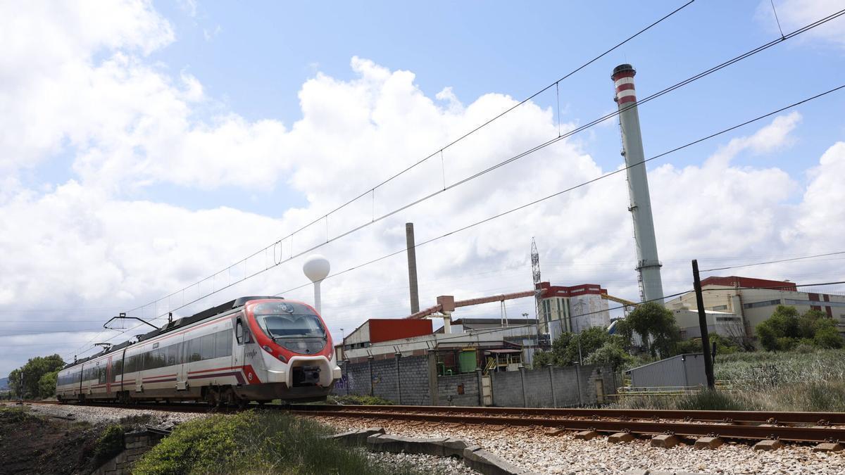 Las instalaciones de Saint-Gobain tras el derribo de su icónico depósito de agua.
