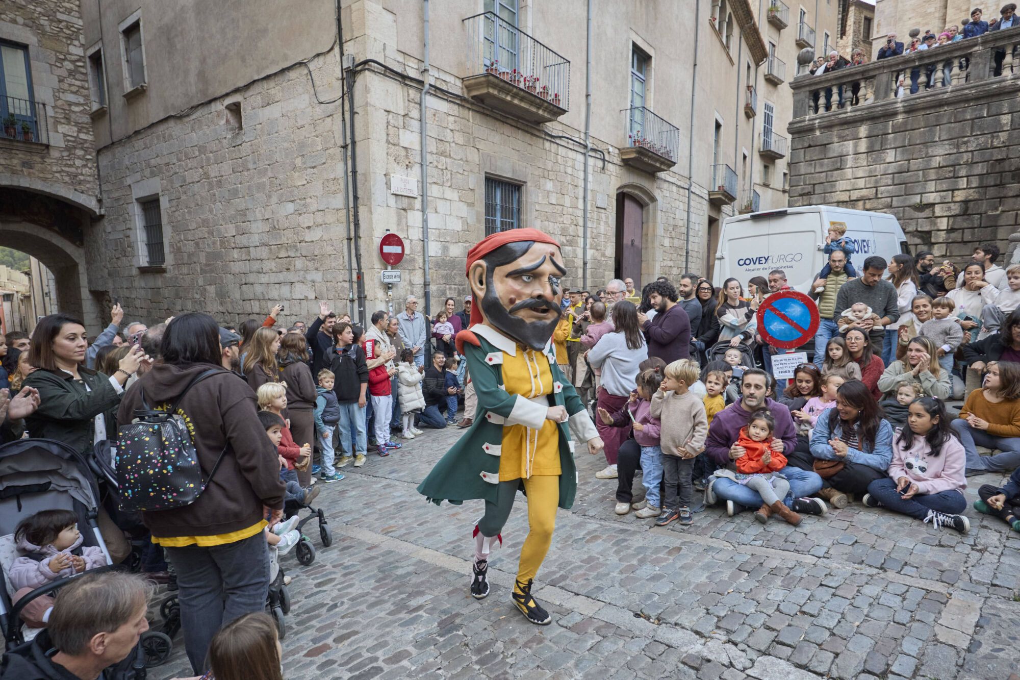 Les fotos de la passejada de capgrossos i gegants a la plaça de la catedral de Girona