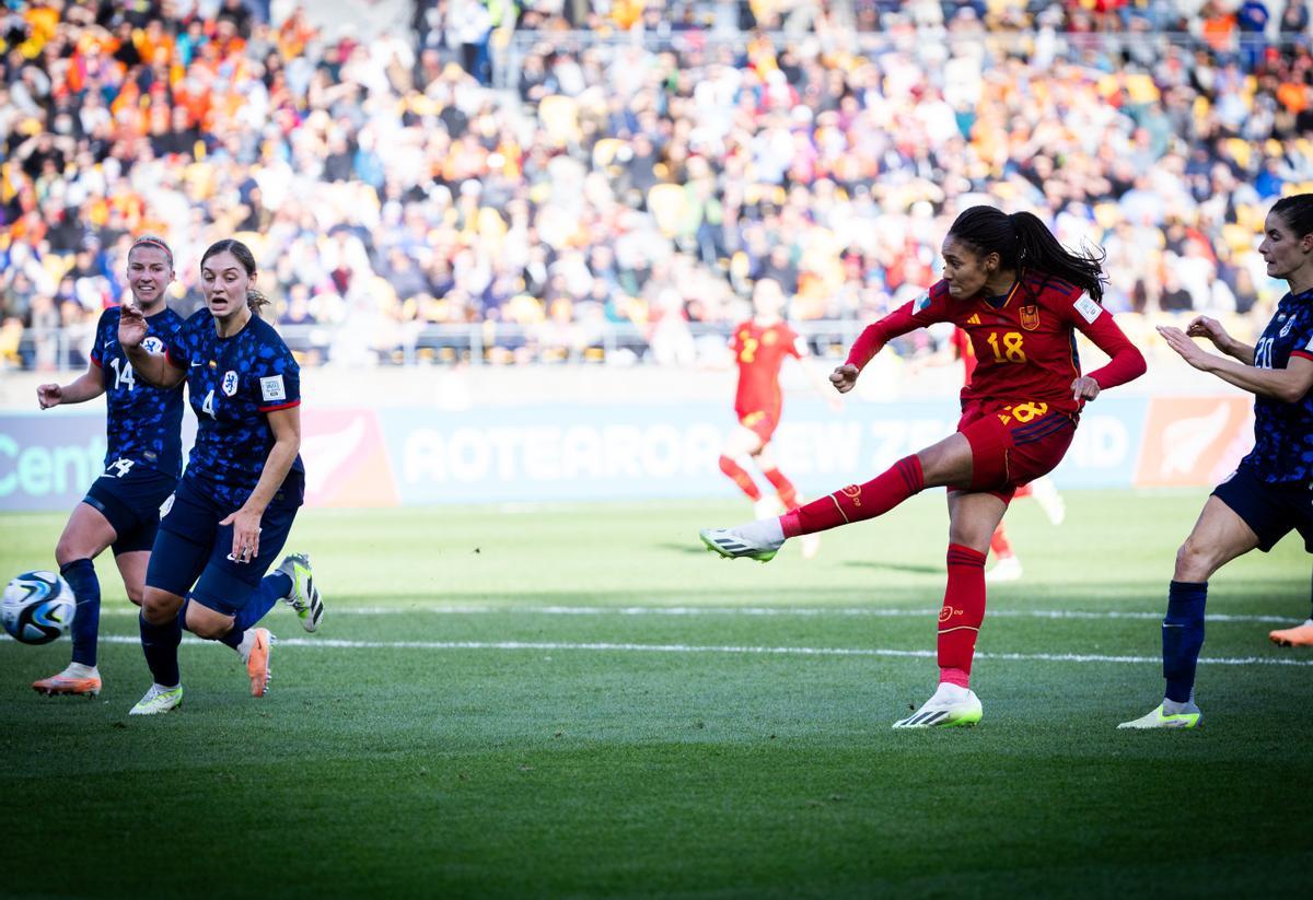 Salma Paralluelo en el gol que daba el pase a semifinales para España. 