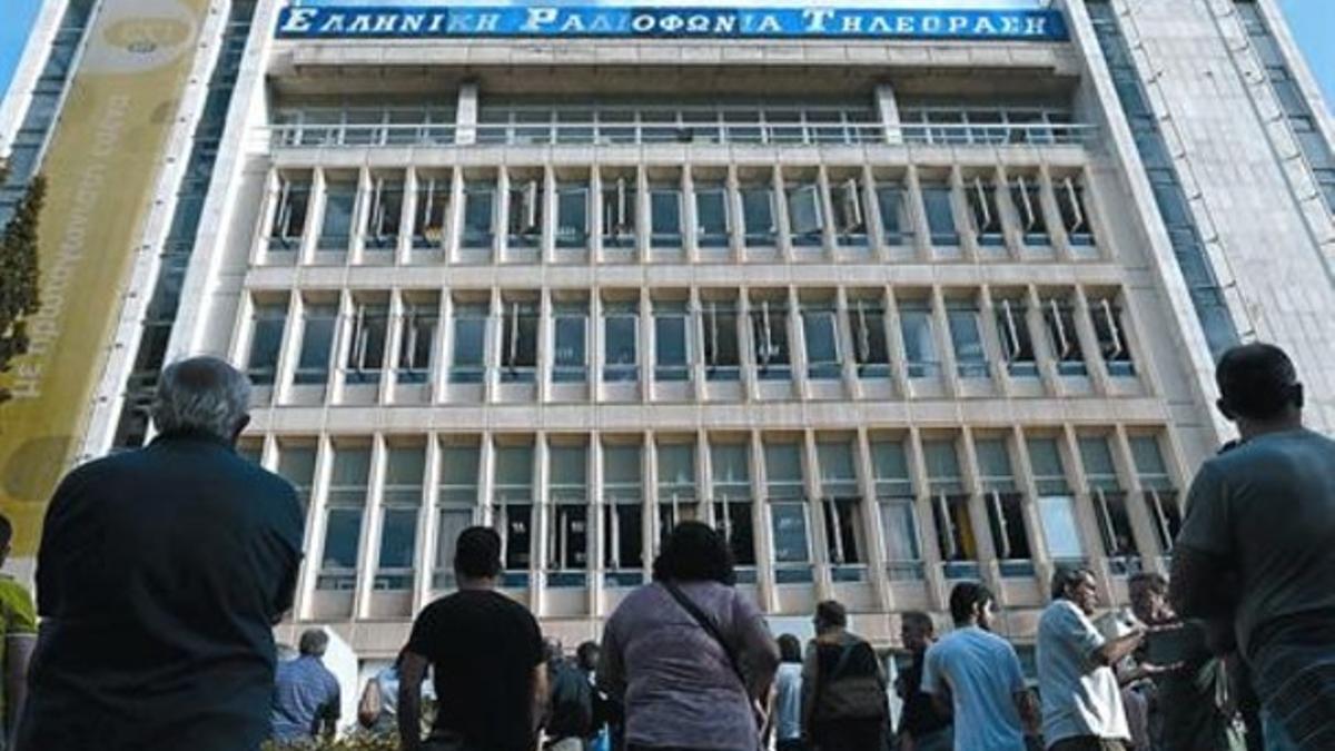 Ciudadanos griegos se concentran frente al edificio de la radiotelevisión pública, ayer, en Atenas.