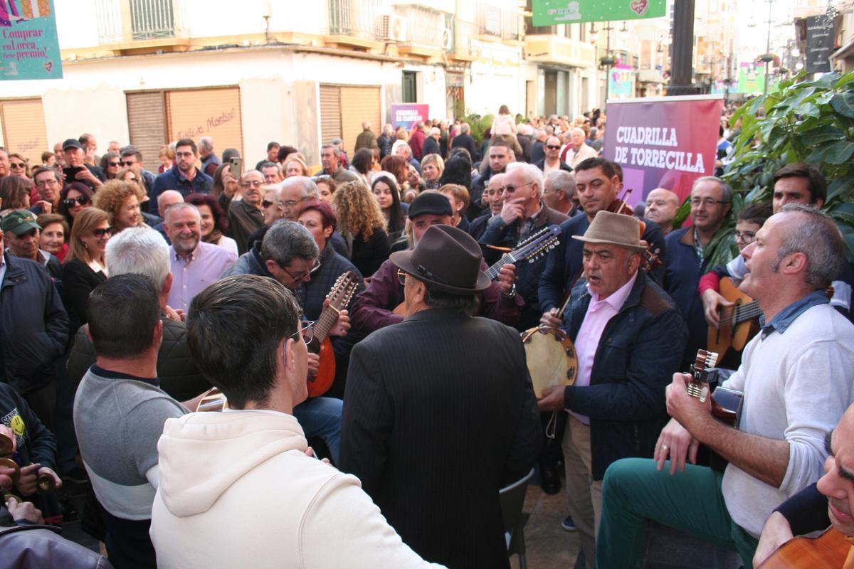 El público abarrotaba la Corredera y se agolpaba en torno a las distintas cuadrillas como era el caso de la de Torrecilla.