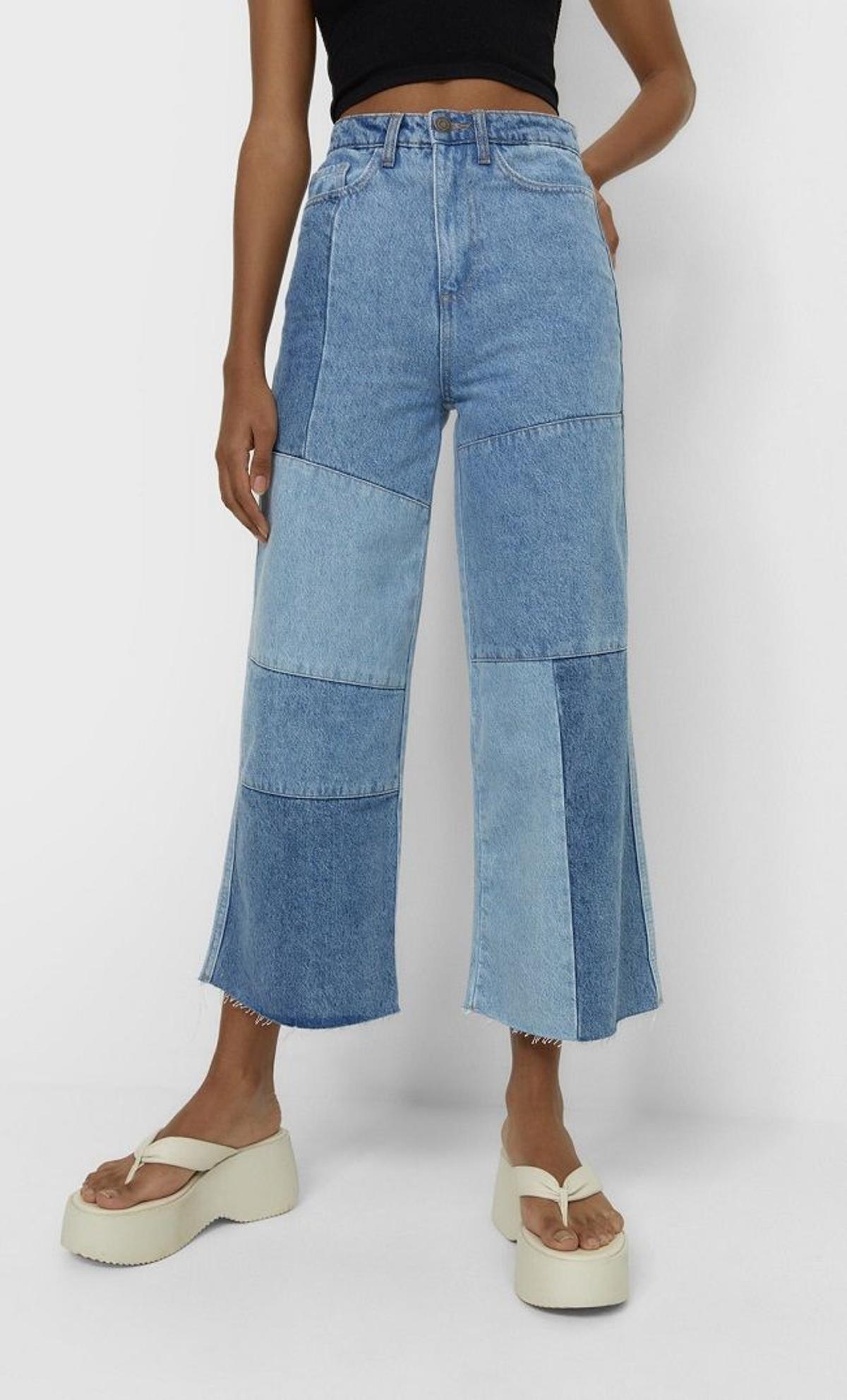 Vaqueros 'culotte' de estilo 'patchwork', de Stradivarius