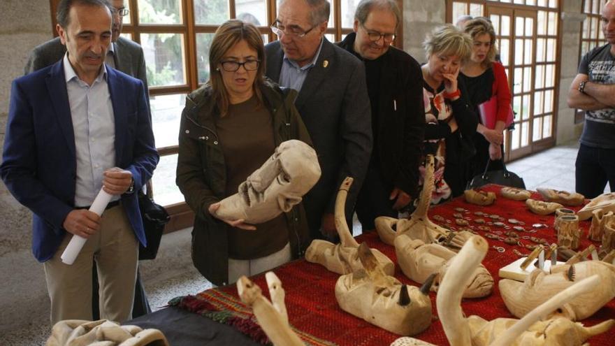 Ocho artesanos de máscaras exponen sus creaciones en el Colegio Universitario de Zamora