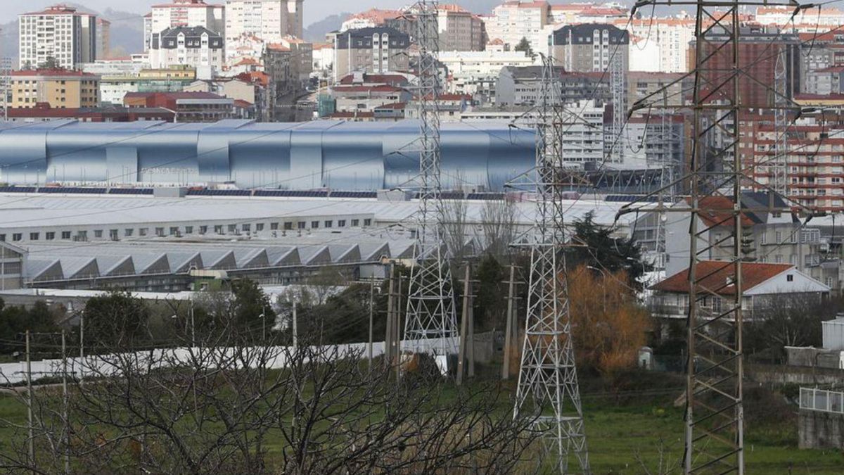 Líneas eléctricas que abastecen al polígono de Balaídos.