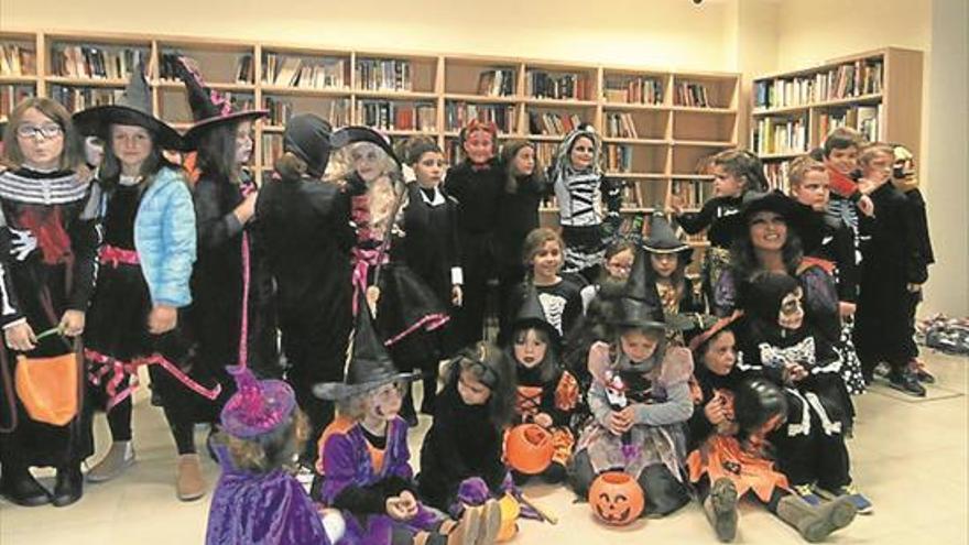 La biblioteca municipal se anima con historias, actos solidarios y terror