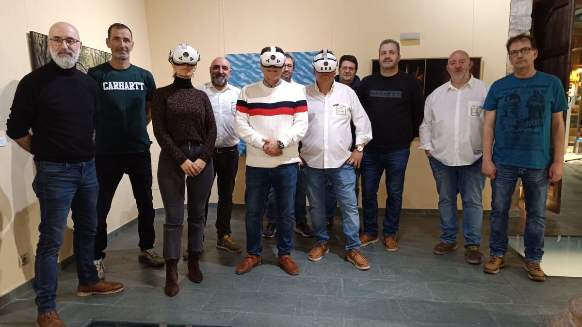 El equipo y representantes institucionales durante la presentación del proyecto.