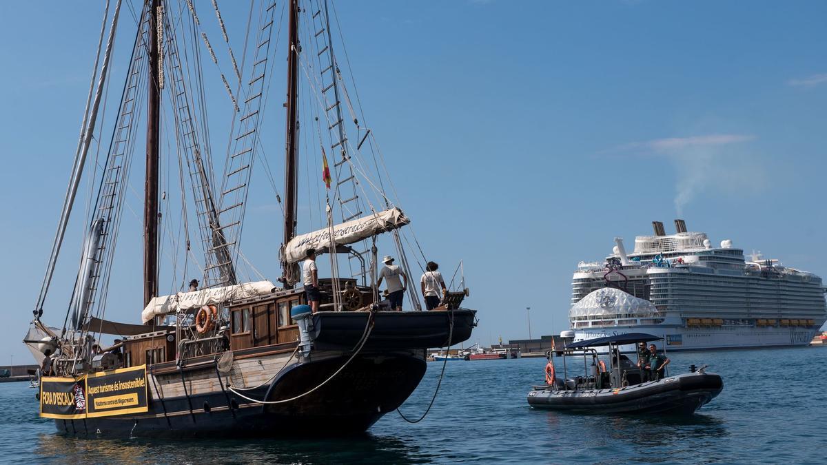Protest auf dem Segelschiff. Im Hintergrund die &quot;Wonder Of The Seas&quot;, dazwischen die Guardia Civil.