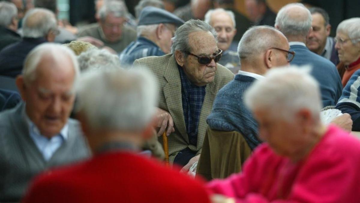 Unos abuelos en un 'casal' de Horta, en Barcelona