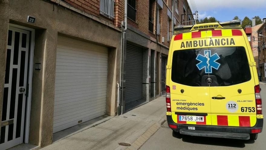 Una ambulància davant la casa on han tingut lloc els fets