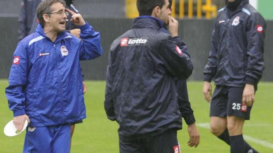 Nélson Oliveira, a la derecha, en presencia de Fernando Vázquez durante el entrenamiento de ayer en Riazor. / carlos pardellas