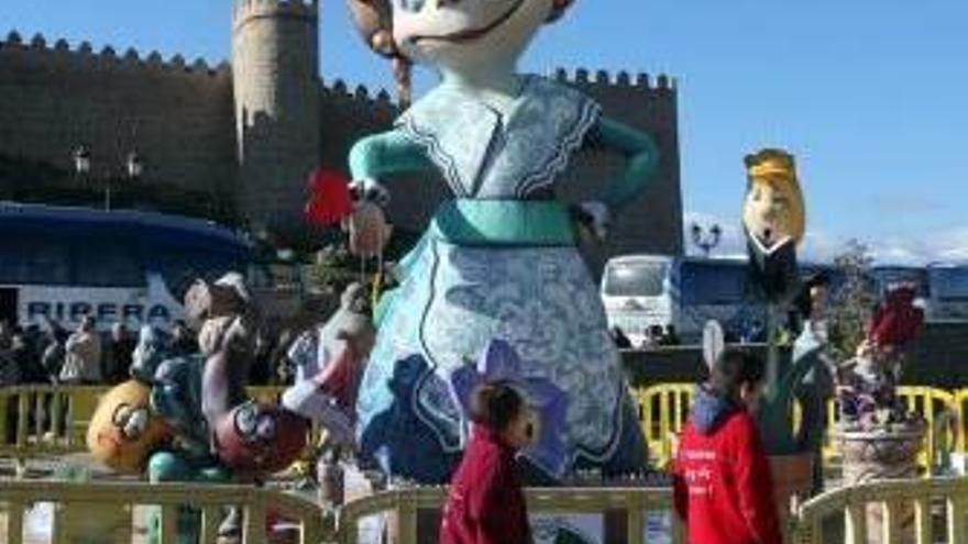 La falla que se plantó en Ávila, junto a la célebre muralla.