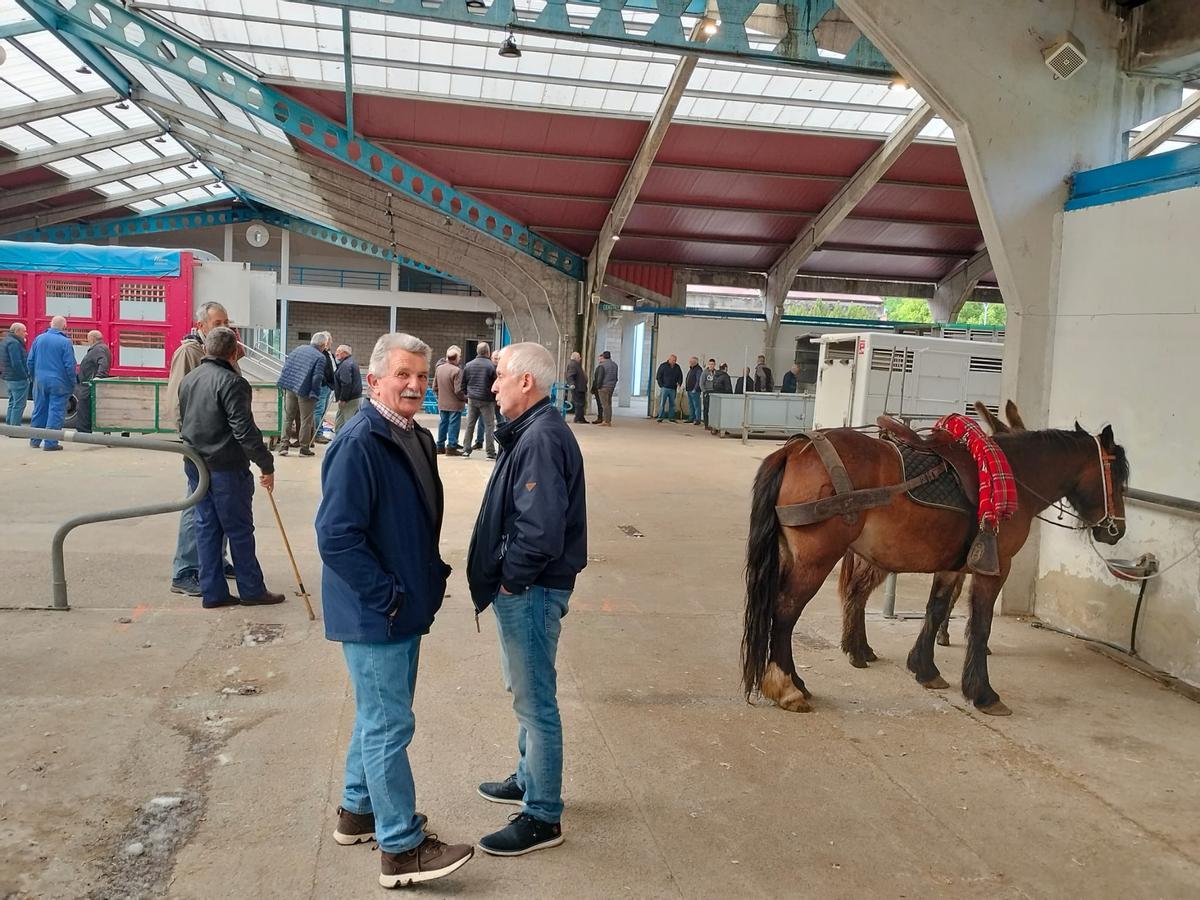 Dos vecinos en el recinto de La Imera, durante el encuentro.