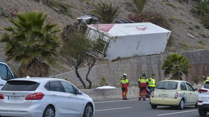 El reventón de una rueda causó el accidente en el que murió el camionero en La Laja 7 Accidente de un camión en una ladera cerca de La Laja