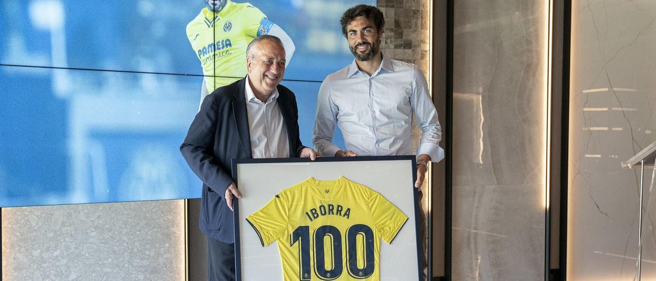 El presidente del Villarreal CF, Fernando Roig, entregó ayer la camiseta de 100 partidos a Vicente Iborra.