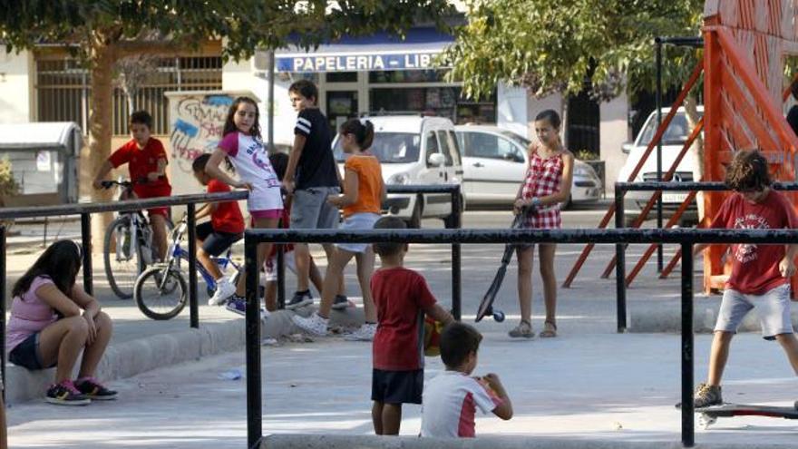 Uno de los parques de Malilla, lleno de niños. Los vecinos critican falta de infraestructuras en el barrio.