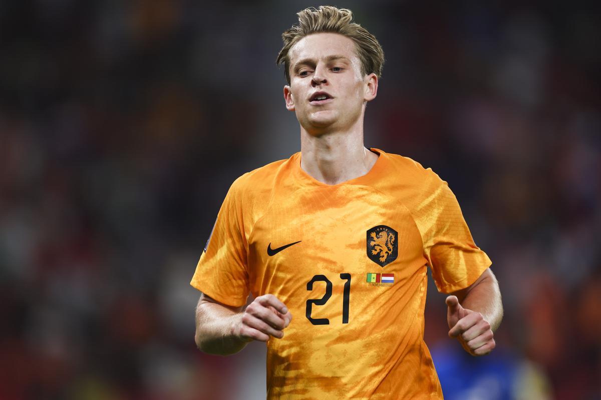 Doha (Qatar), 21/11/2022.- Frenkie de Jong of the Netherlands in action during the FIFA World Cup 2022 group A match between Senegal and The Netherlands at Al Thumama Stadium, in Al Thumama, Qatar, 21 November 2022. (Mundial de Fútbol, Países Bajos; Holanda, Catar) EFE/EPA/JOSE SENA GOULAO PORTUGAL OUT. seleccion paises bajos . seleccion senegal. mundial qatar 2022 partidos . seleccion senegal . seleccion holanda. accion