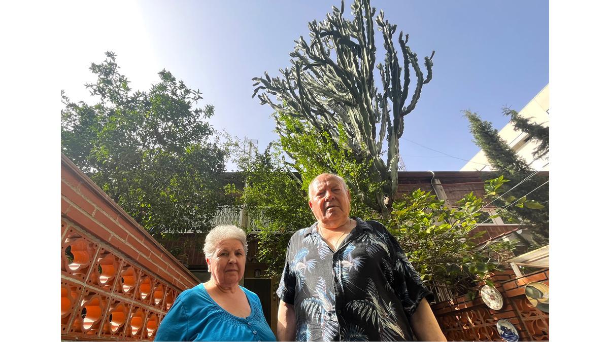 Primitiva Rodríguez y José Luis González, delante de sus cactus colosos.