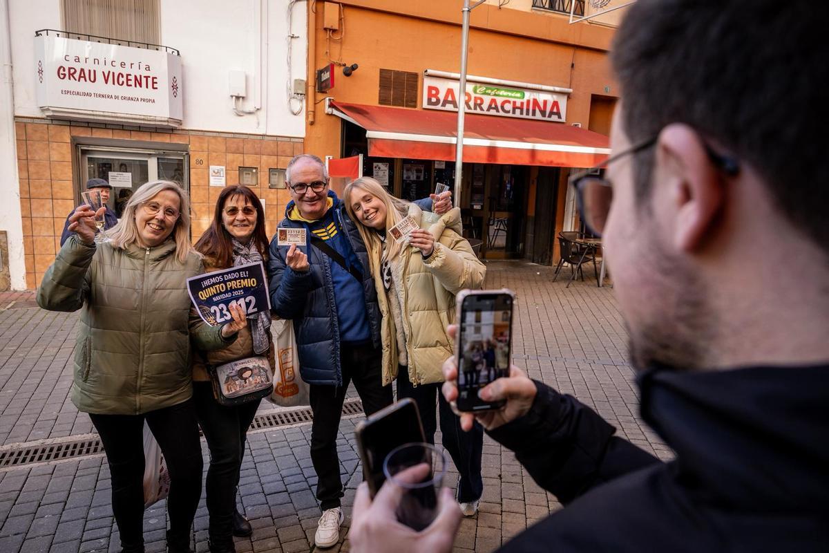 Varios de los agraciados por el quinto premio de la Lotería de Navidad lo celebran en Andorra.