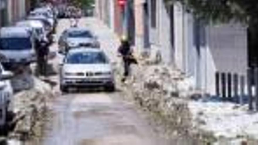 Els bombers van treballar per treure aigua dels diversos aparcaments subterranis de Girona.