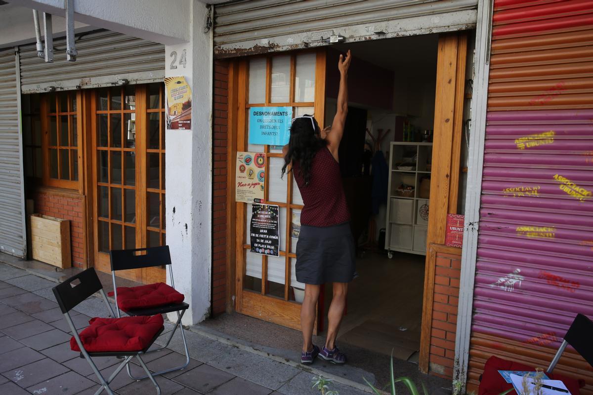 Vane Españó sube la persiana del local de Ubuntu en el Àgora de les Dones de Ciutat Meridiana.