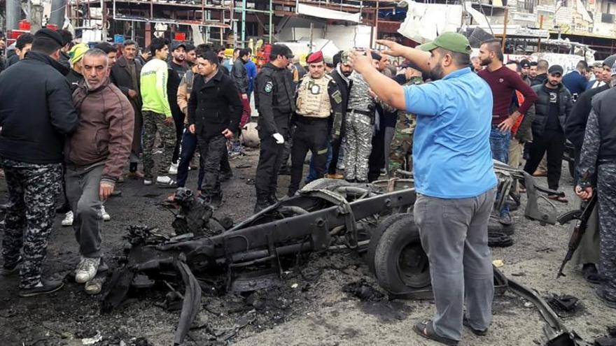 Iraquíes acuden al lugar donde se ha perpetrado un atentado en Sadr.