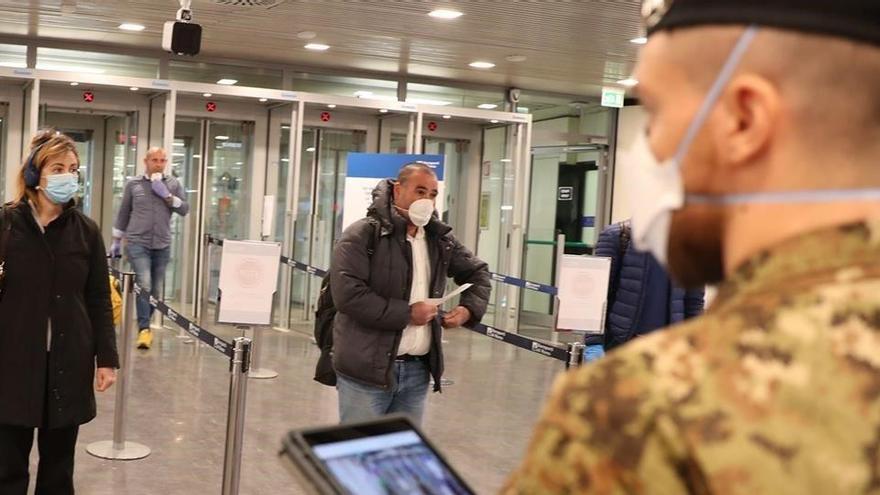 Control de temperatura corporal en el aeropuerto de Fiumicino (Roma).