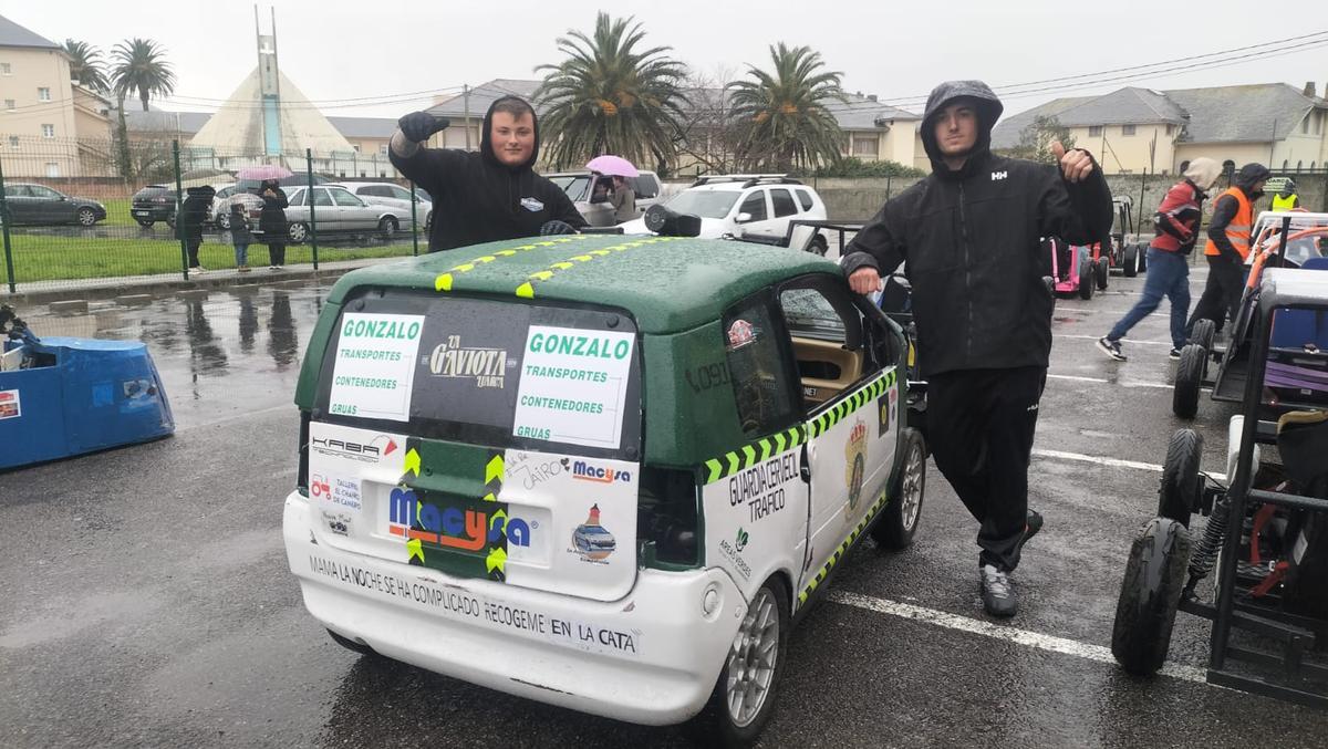 Raúl Menéndez y Sergio Suárez, con su carrilana, que recuerda a un coche de la Guardia Civil.