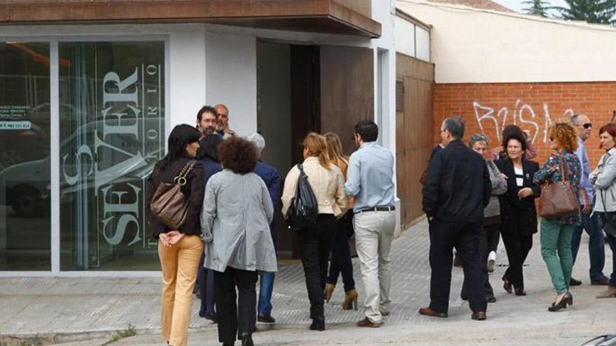 Miembros de la Corporación Municipal, familiares y amigos reciben los restos mortales de Violeta Guarido a su llegada a Zamora.