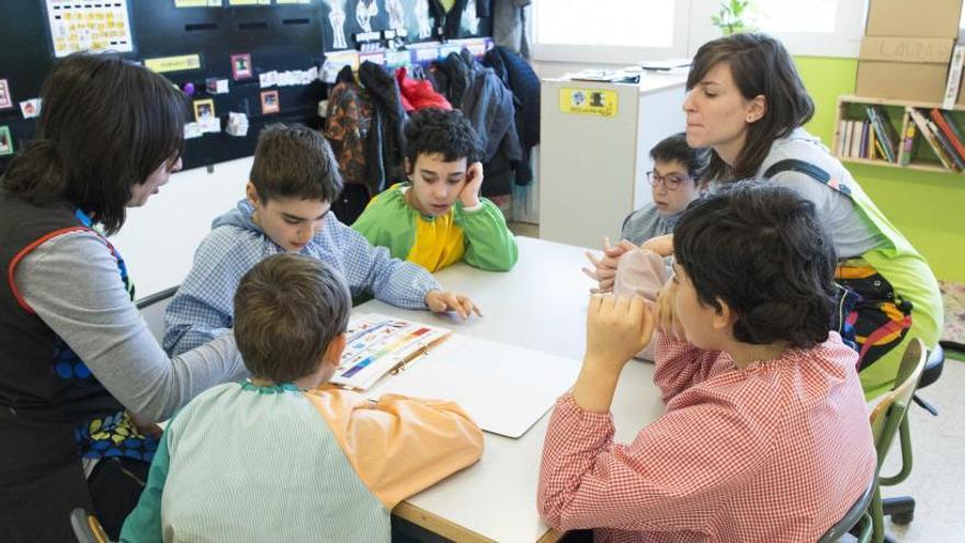 Alumnes de l´escola Jeroni de Moragas fent classe amb dues mestres