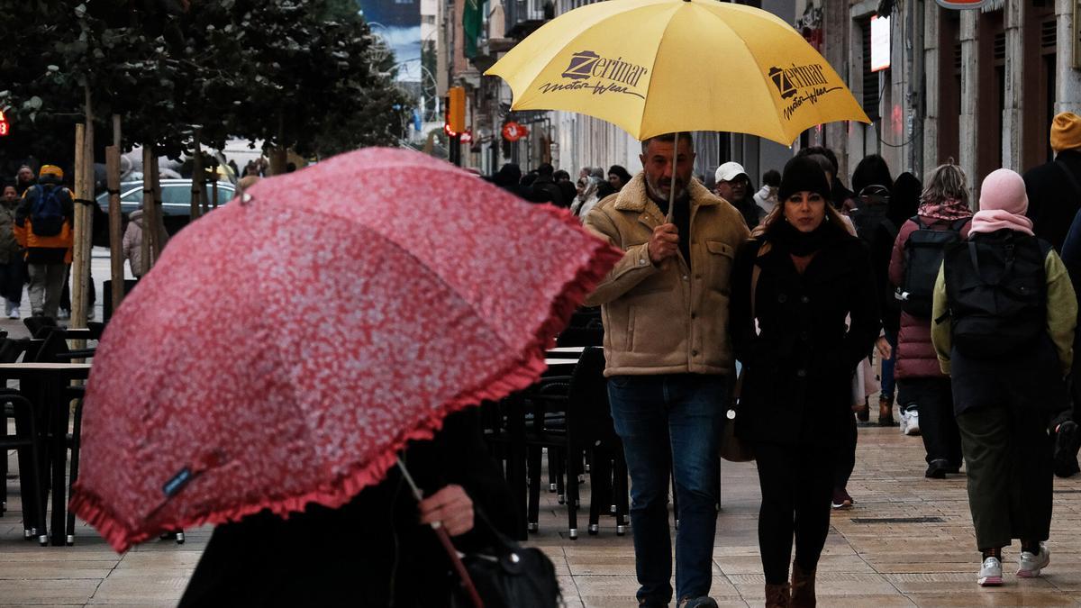 Málaga sufre los efectos del viento y la lluvia durante la alerta naranja