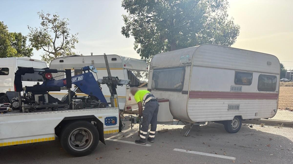 Una grúa retira una caravana abandonada en Son Güells.