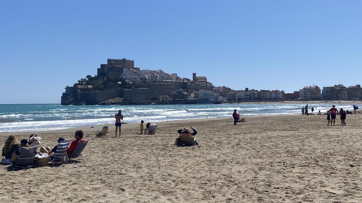 Las buenas temperaturas han animado a los visitantes a acercarse a la playa de Peñíscola
