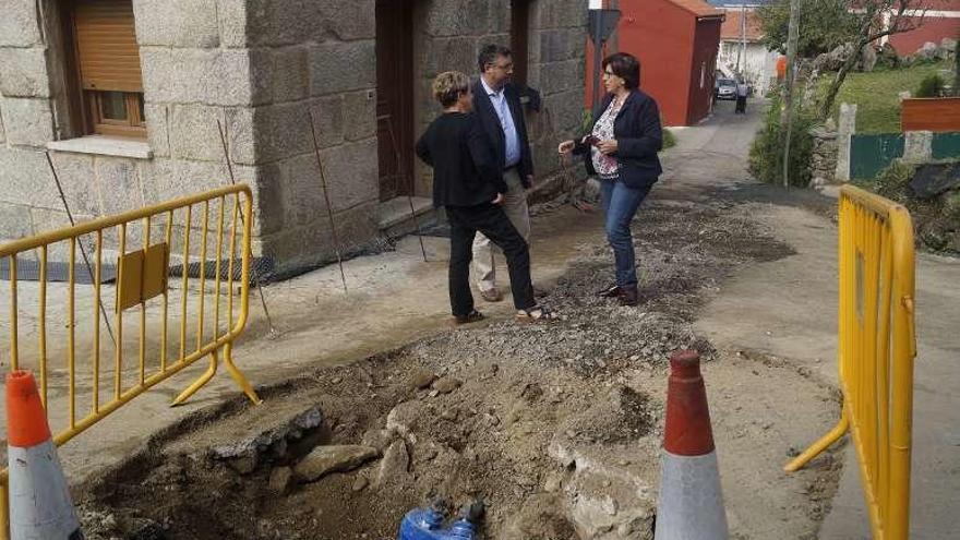 El alcalde y la edil de Vías y Obras observan las obras en Trasmañó.