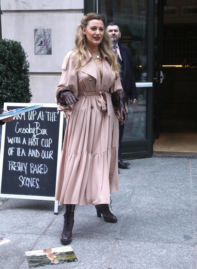 Blake Lively con un vestido-gabardina en Nueva York