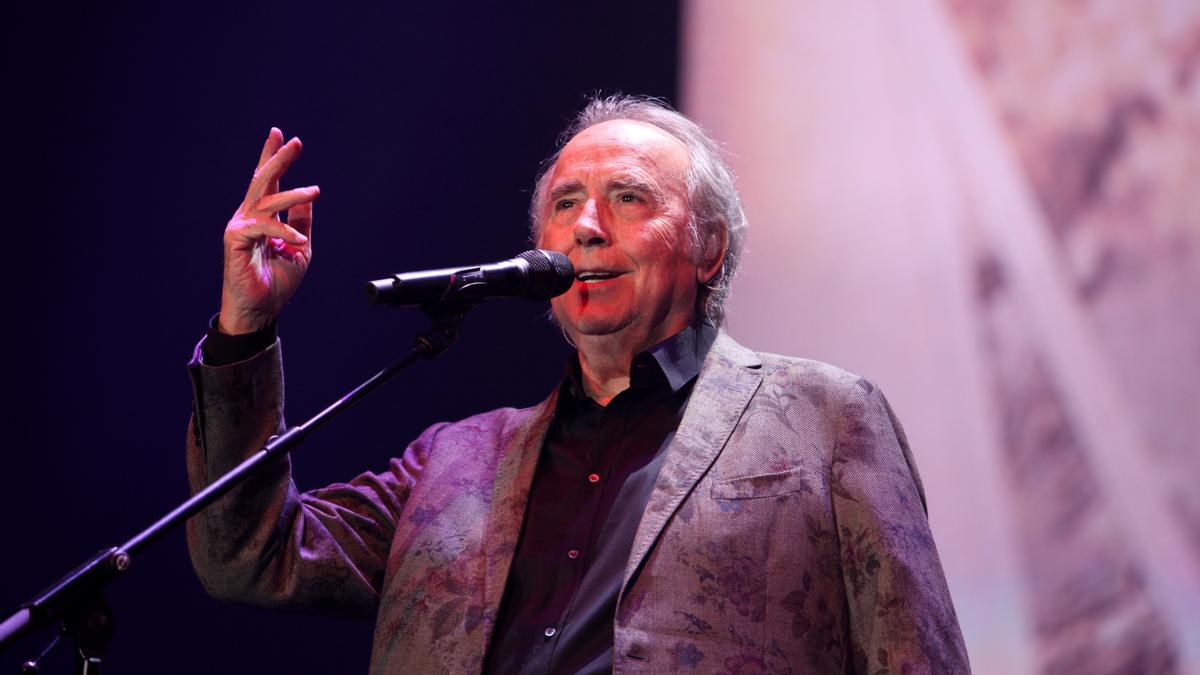 Joan Manuel Serrat somrient durant el primer concert de comiat al Palau Sant Jordi de Barcelona