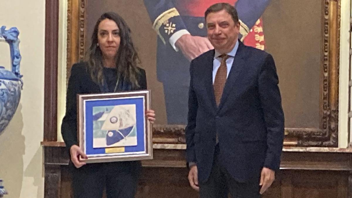 La redactora jefa de FARO Lara Graña y el ministro de Pesca, Luis Planas.