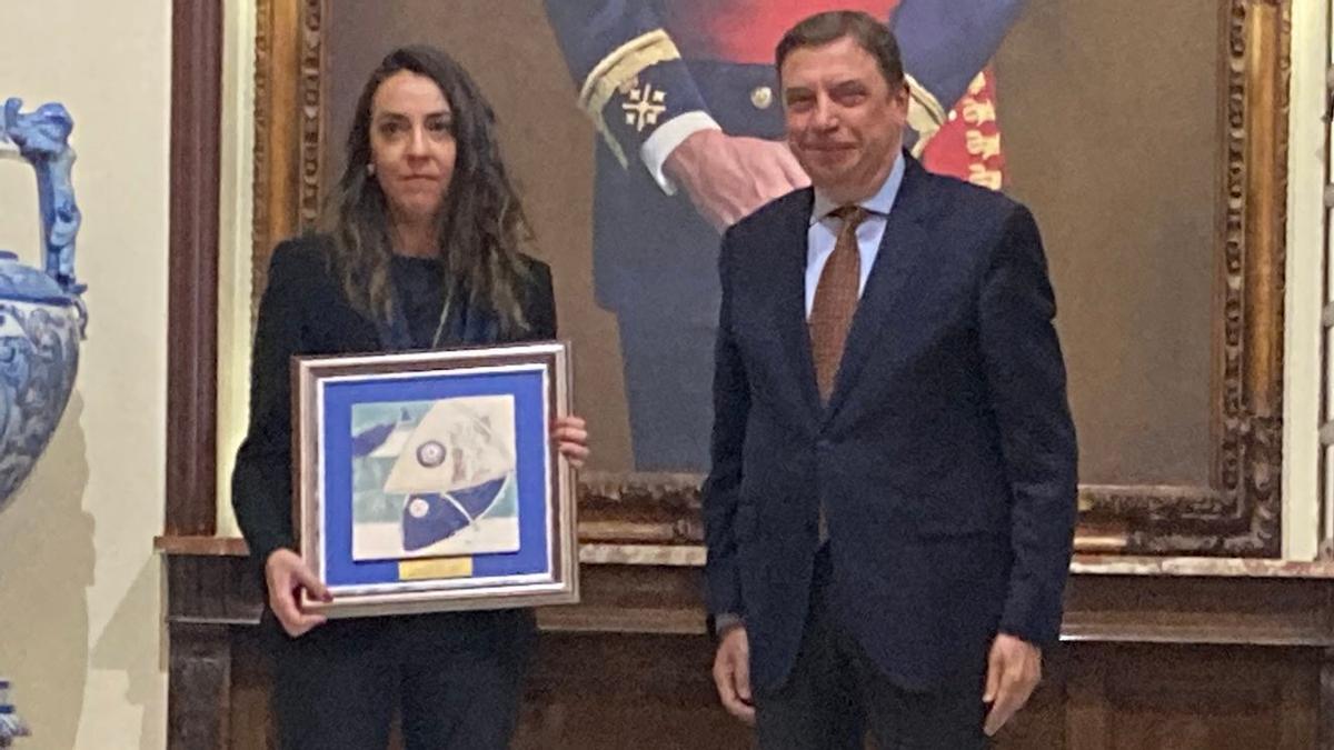 Lara Graña recoge el premio para FARO de Vigo de manos del ministro Planas.