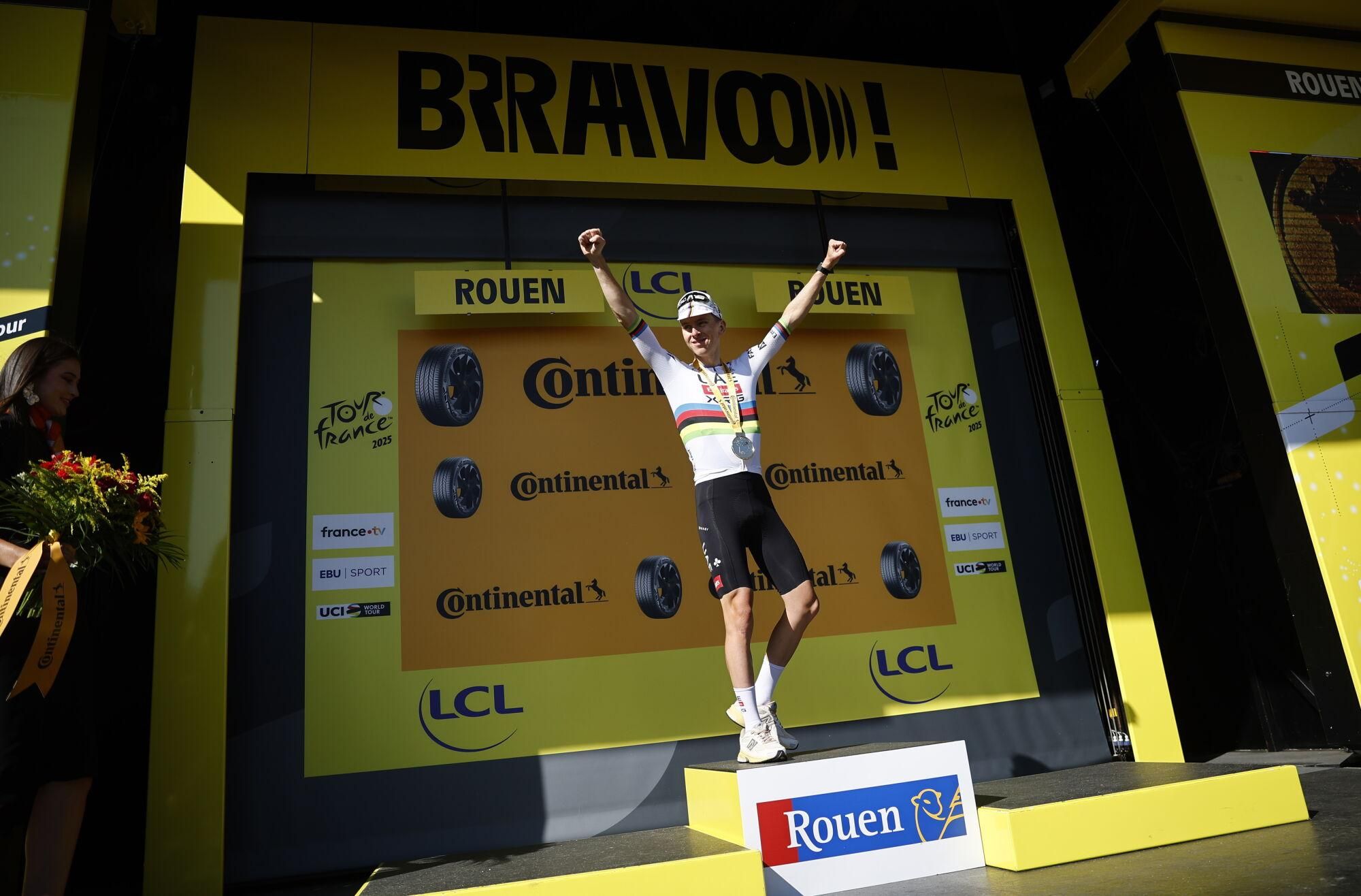 (France), 08/07/2025.- Slovenian rider Tadej Pogacar of UAE Team Emirates celebrates on the podium after winning the 4th stage of the Tour de France cycling race over 174.2km from Amiens to Rouen, France, 08 July 2025. (Ciclismo, Francia) EFE/EPA/MARTIN DIVISEK