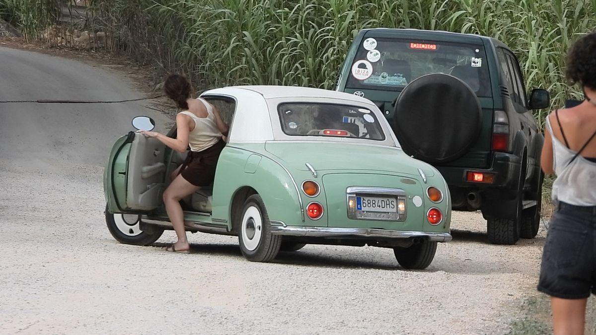 Isabel Díaz Ayuso montada en el coche con el que a recorrido la isla . /SERGIO GARRIDO