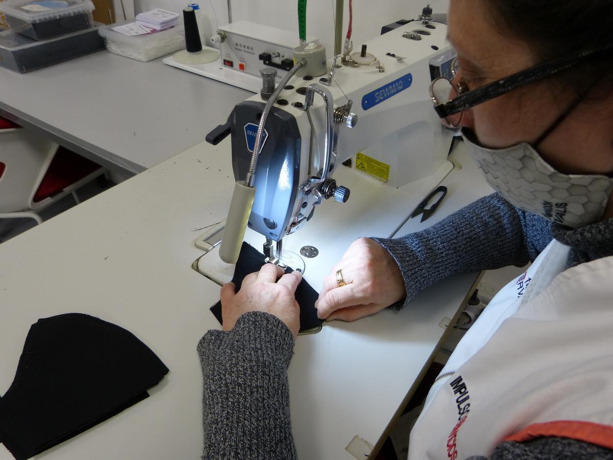 La entidad también cuenta entre sus actividades con un taller de costura y personalización de ropa.