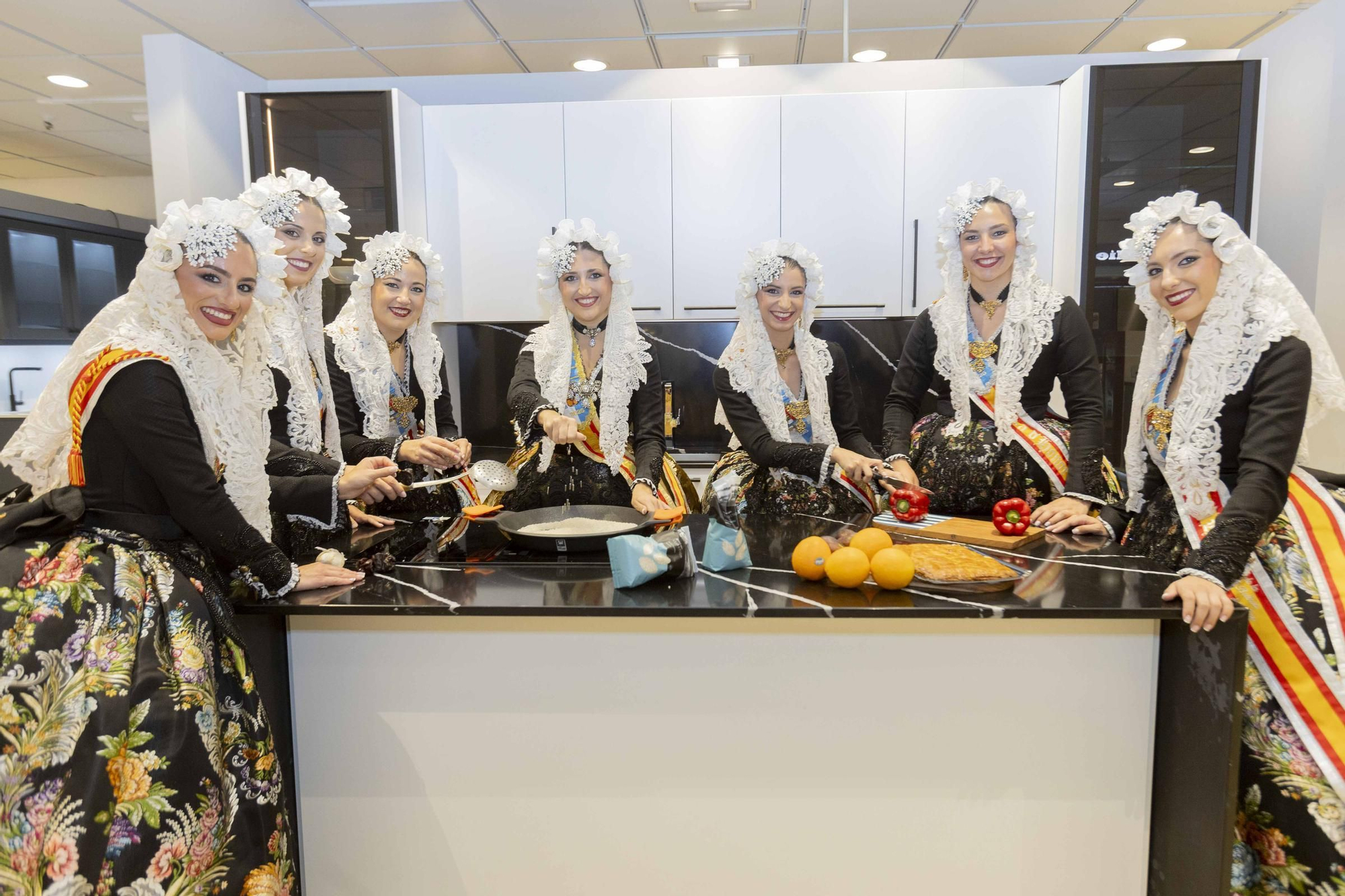 La Bellea del Foc y sus damas de honor cocinan la Fiesta a fuego lento