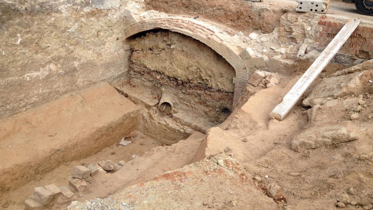 Restos del Rec Comtal en las Glòries: un puente del siglo XVIII, el canal originario del siglo XI y en su interior una acequia más estrecha de posible origen andalusí.