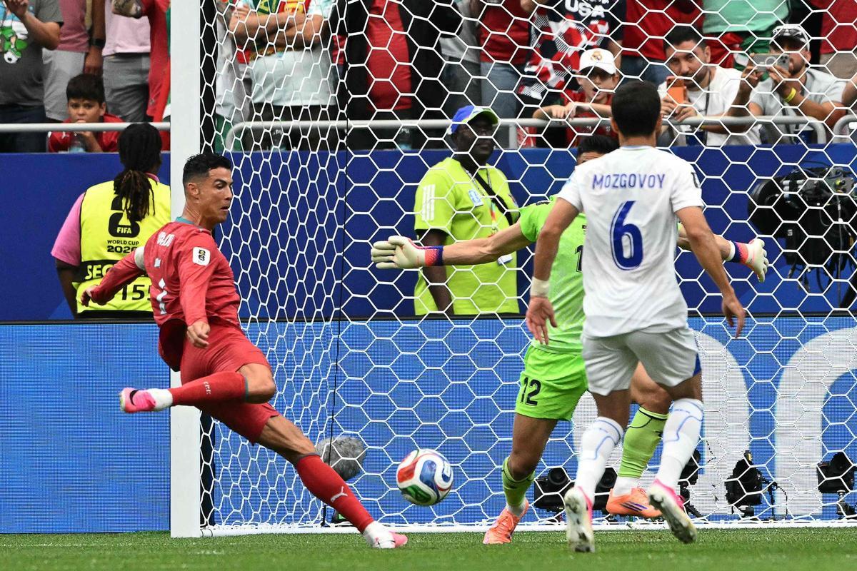 Cristiano exhibe sus galones y Portugal se pasea ante Uzbekistán
