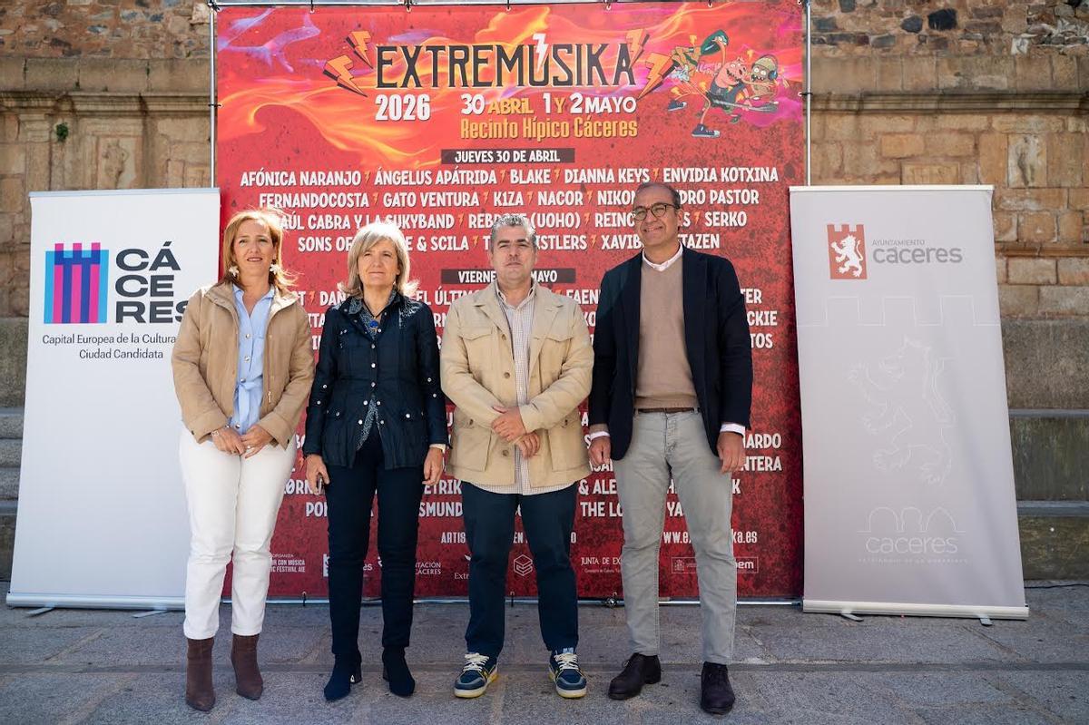 Carlos Lobo, flanqueado por Bazaga y Mateos, en la presentación de Extremúsika, este martes en el Foro de los Balbos.